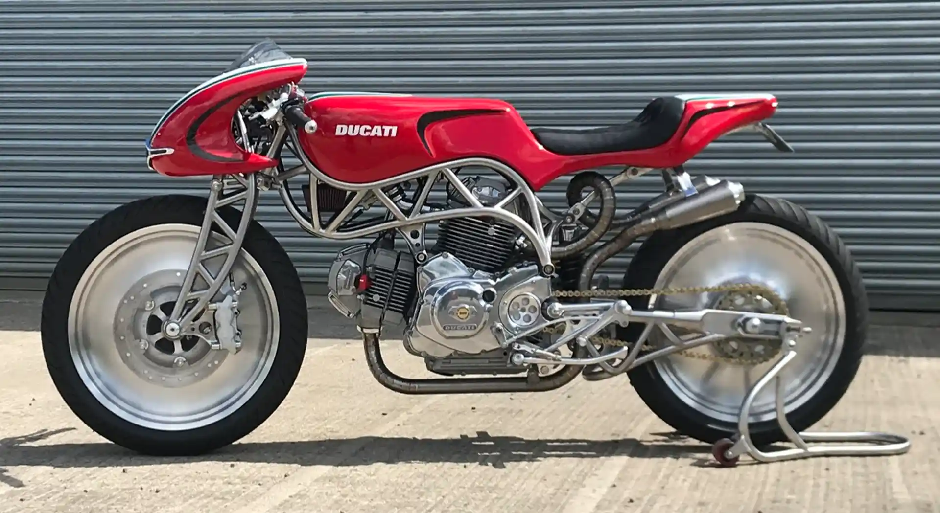 Rangkanya Unik dengan Body Ramping! Ducati Monster 600 Lawas ini Dimodifikasi