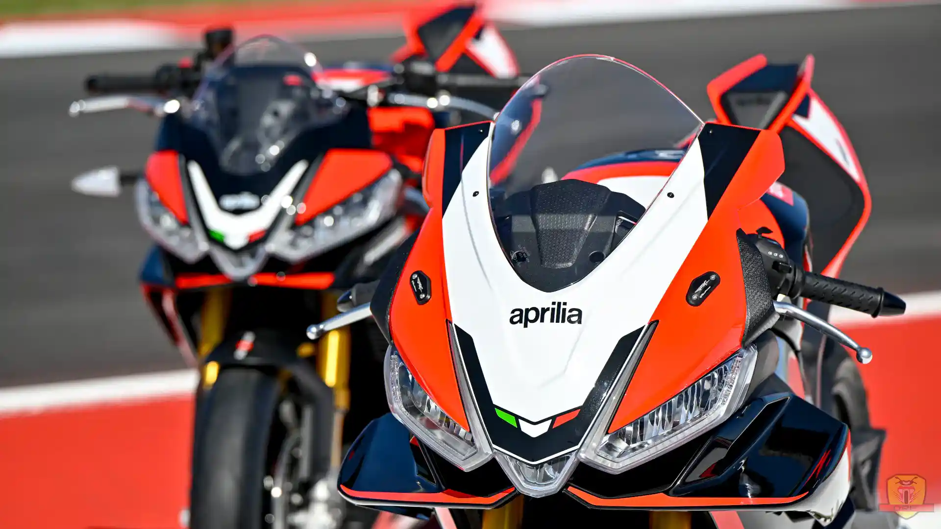 Edisi Spesial! Aprilia RSV4 dan Tuono V4 Factory SE-09 SBK Resmi Meluncur