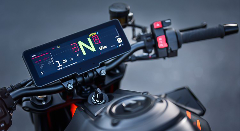 KTM Kenalkan Layar Panel Instrumen Baru, Canggih dan Gede Banget..!