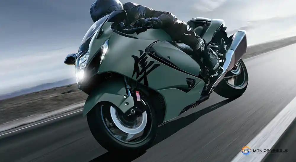 ManOfWheels.com - Suzuki GSX-1300R Hayabusa atau yang biasa dikenal Suzuki Hayabusa kini kembali hadir sebagai model tahun 2025 dengan sejumlah pembaruan. Hyperbike tersebut model barunya hadir untuk pasar Eropa yang tampilannya jadi berbeda dibanding sebelumnya.Jadi beda karena keliran warna bodinya sekarang ada penambahan pilihan baru yakni Metallic Mat Steel Green/Glass Sparkle Black. Warna hijau doff yang agak ke abu-abuan, jadi memberikan kesan yang elegan dibanding unsur sporty.
Warna Baru Makin Elegan, Suzuki GSX-1300R Hayabusa Model 2025
Secara mesin sendiri tidak ada perubahan, masih dengan inline 4-silinder, kapasitas 1.340cc DOHC berpendingin cairan. Mampu menghasilkan tenaga sampai 190 hp pada 9.500 rpm dan torsi 150,5 Nm. Tangki bahan bakarnya sebesar 20 liter.
Untuk fitur juga tetap ada panel instrumen kombinasi analog dan layar TFT, penerangan sudah full LED, pengereman double disc dengan kaliper Brembo 4 piston, sistem ABS Dual-Channel, Traction Control, Wheelie Control, Engine Brake Control dan banyak lagi.
Kalau harganya sendiri, untuk pasar Eropa dibanderol dengan harga 20.400 Euro atau jika dikonversikan menjadi sekitar Rp 345,8 jutaan.