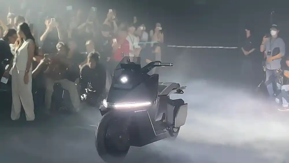 Omoway Luncurkan Omo X di Indonesia, Molis Canggih Bisa Jalan dan Ngecas Sendiri!