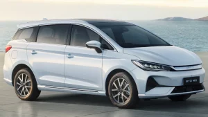 Mobil listrik BYD M6